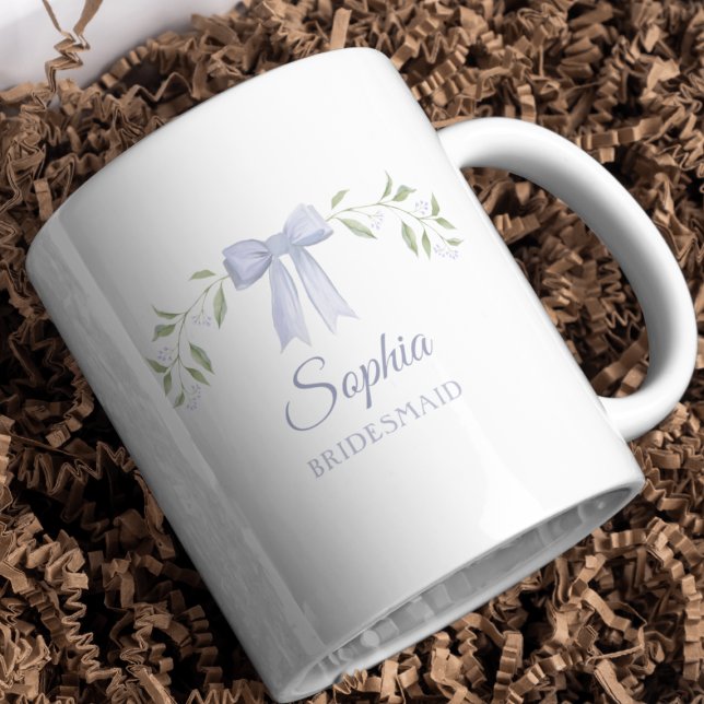 Caneca De Café Oferta de Proposta de Bridesmaid do Nome Personali (Personalized bridesmaid mug with blue bow and floral wreath, perfect for proposals and keepsakes.)