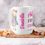 Caneca De Café Olá ursinho bonitinho de primeira série numa jaque<br><div class="desc">Alô,  ursinho de pelúcia bonitinho de primeira série em uma bolsa de escola de jaqueta,  presentes de moça personalizada,  presente de lembrança para uma primeira graduada. .</div>