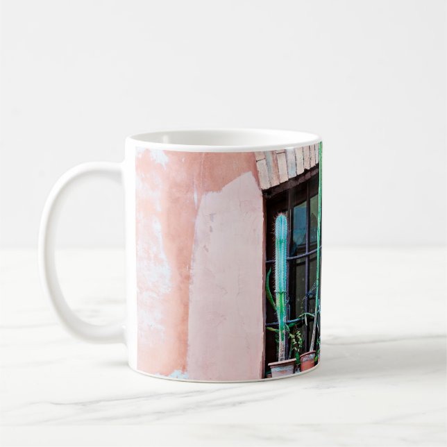 Caneca De Café Old abandoned window with group of cactus flower p (Esquerda)