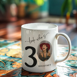 Caneca De Café "Olha quem tem 30" Na moda aniversário de 30 anos