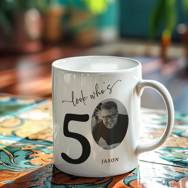 Caneca De Café "Olha quem tem 50" Na moda 50º aniversário (Criador carregado)