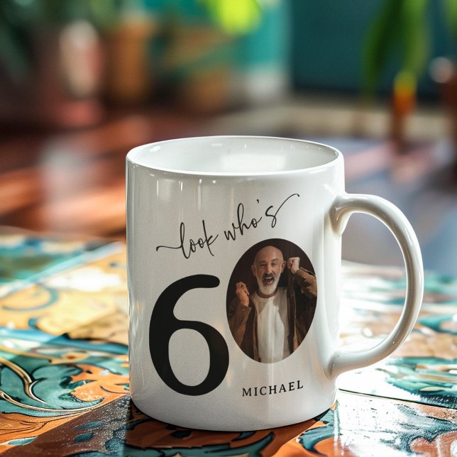 Caneca De Café 'Olhe Quem Está Com 60' Estiloso Aniversário de 60 (Criador carregado)