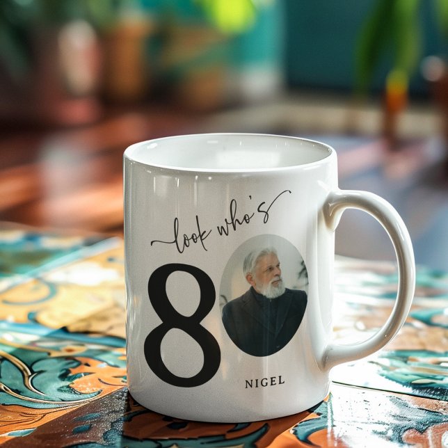 Caneca De Café 'Olhe Quem Está com 80' Estilo 80º Aniversário (Criador carregado)