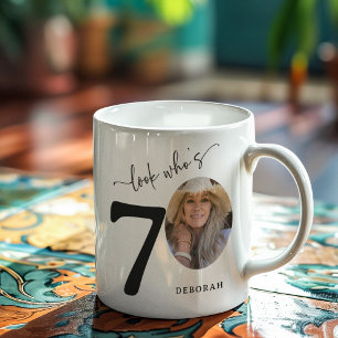 Caneca De Café 'Olhe Quem Faz 70' Estiloso Aniversário de 70 Anos