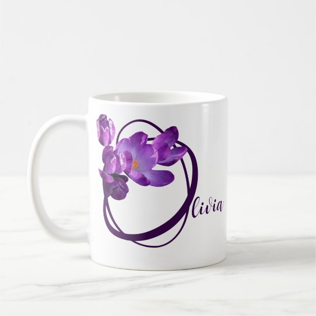 Caneca De Café Olivia personalizável nome roxo crocus floral (Esquerda)