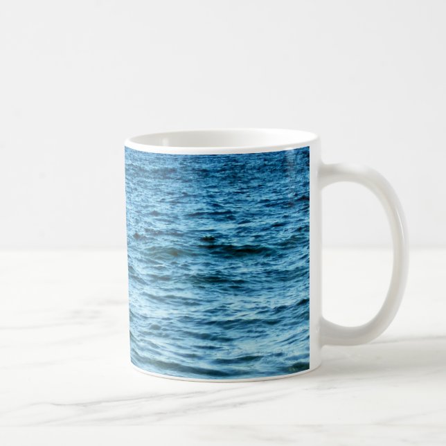Caneca De Café Ondas Azuis Profundas Contra o Céu Brilhante (Direita)