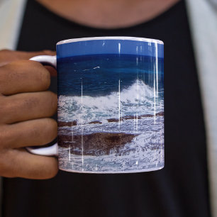 Caneca De Café Ondas De Cruzamento Na Canela De Rochas