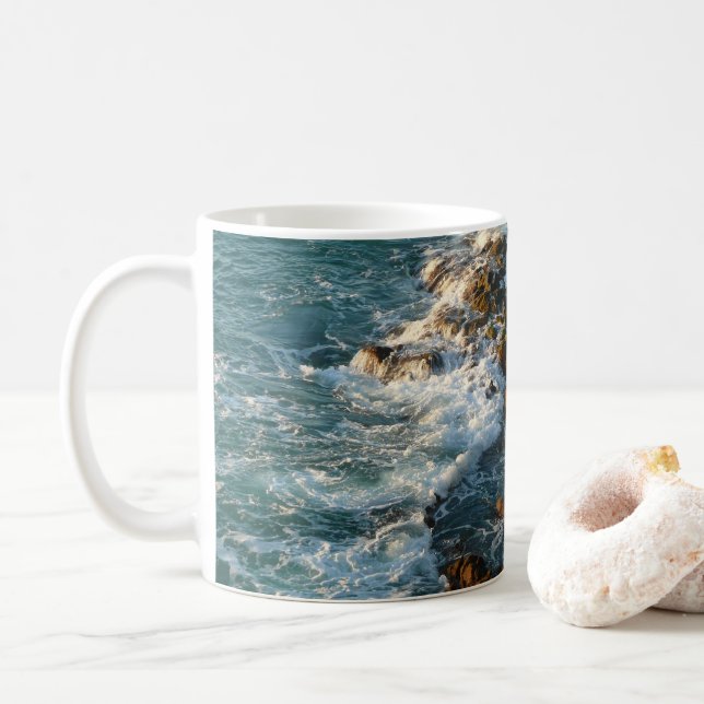 Caneca De Café Onde o oceano encontra as rochas (Com Donut)