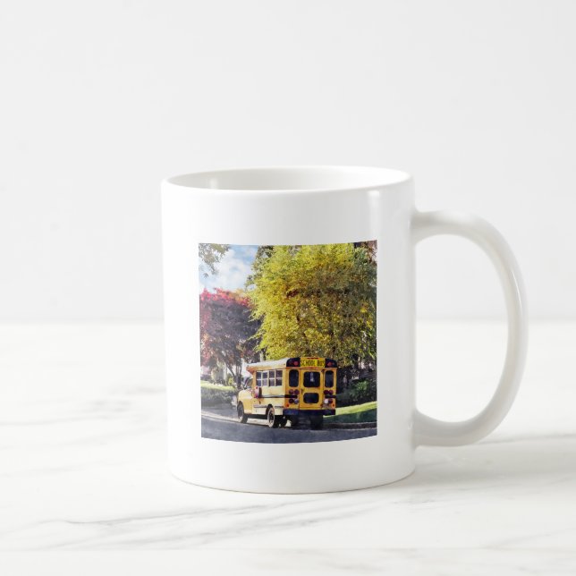 Caneca De Café Ônibus Escolar Estacionado no Outono (Direita)