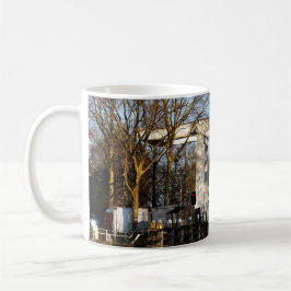 Caneca De Café Ophaalbrug over gracht in Nederland.
