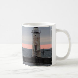 Caneca De Café Opinião de casa clara e de por do sol