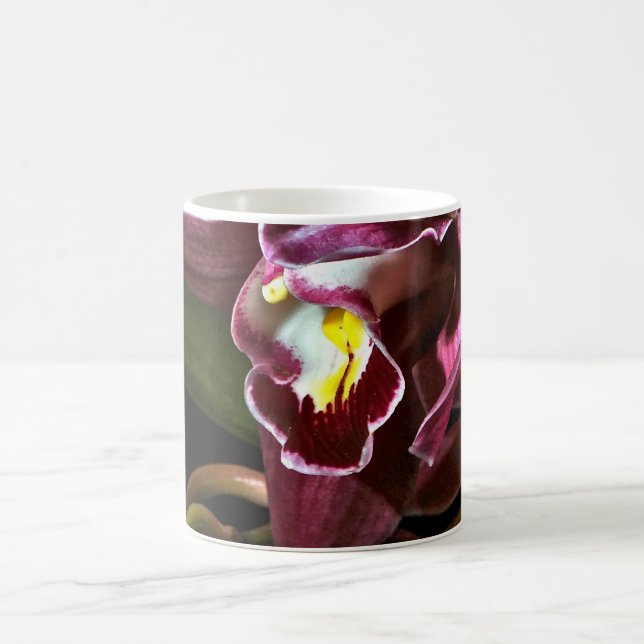 CANECA DE CAFÉ ORQUÍDEA DE BORGONHA COM UM FUNDO PRETO (Centro)