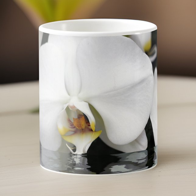 Caneca De Café Orquídeas Brancas Emergindo da Água (Criador carregado)
