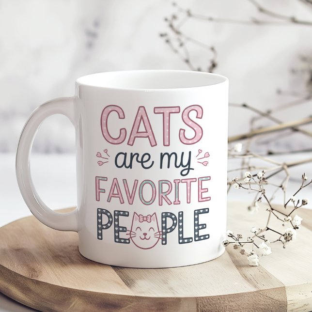 Caneca De Café "Os Gatos São As Minhas Pessoas Favoritas" Gato En ("Cats Are My Favorite People" Funny Cat Mom Coffee Mug on a boho kitchen table with tiny dry flowers)