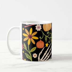Caneca De Café Ossos de Halloween, padrão floral uniforme.