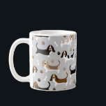 Caneca De Café Ossos do Cachorro do Cachorro-Basset e Pedras<br><div class="desc">Cães de Caça-Basset com casacos castanhos,  pretos,  brancos e limões com ossos de cão espalhados e pata imprime padrões divertidos para cães.</div>