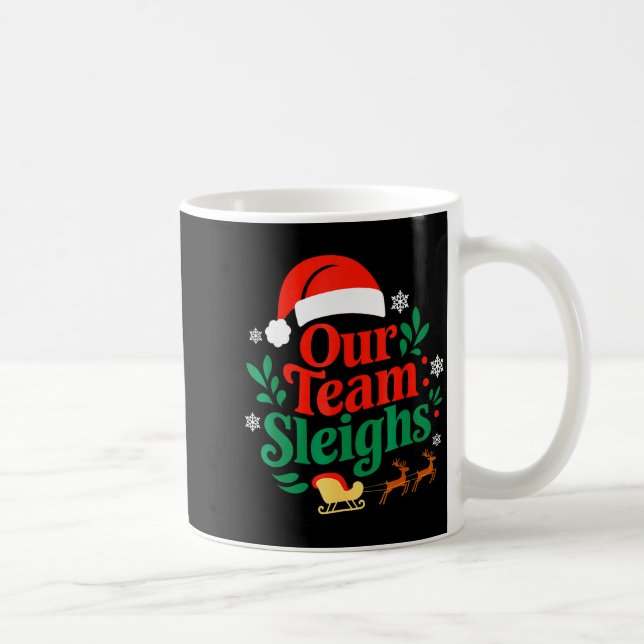 Caneca De Café Our Team Sleighs Christmas Reindeers Santa's Worke (Direita)