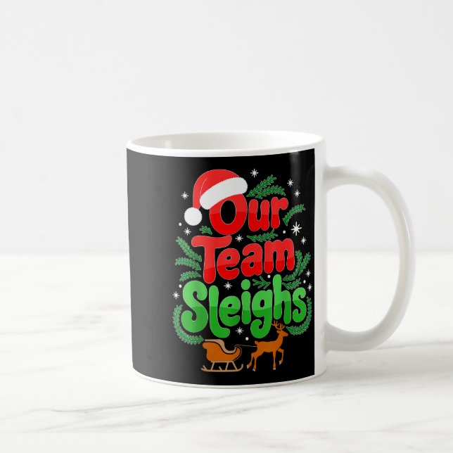 Caneca De Café Our Team Sleighs Christmas Reindeers Santa's Worke (Direita)