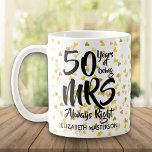 Caneca De Café Ouro 50º Aniversário da Sra. Always Right<br><div class="desc">O perfeito presente de 50 anos de casamento para a Sra. Always Right. Personalize com o nome e o ano do casamento. Um presente divertido,  único e personalizável para celebrar o aniversário de casamento de qualquer um. Projetado por Thisnotme©</div>