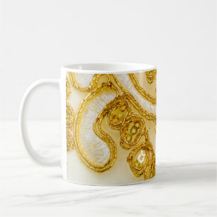 Caneca De Café Ouro de faixa amarela de renda. Textura de fundo,