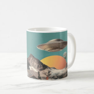 Caneca De Café OVNI Surrealista Sobre Casa Rústica