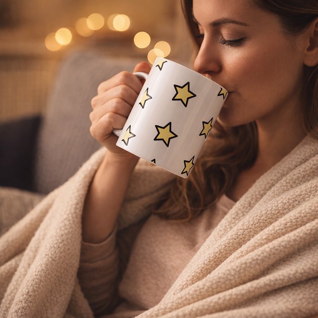 Caneca De Café Padrão Amarelo Pastel Estrela (A mug with a pattern of yellow and black stars
)