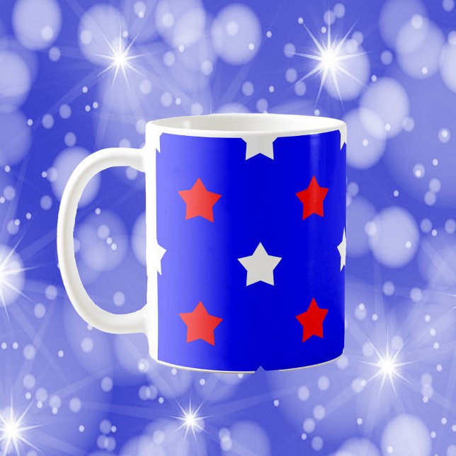 Caneca De Café Padrão Branco Vermelho Padrão Azul Fundo (A mug with a pattern of red and white stars on a blue background)