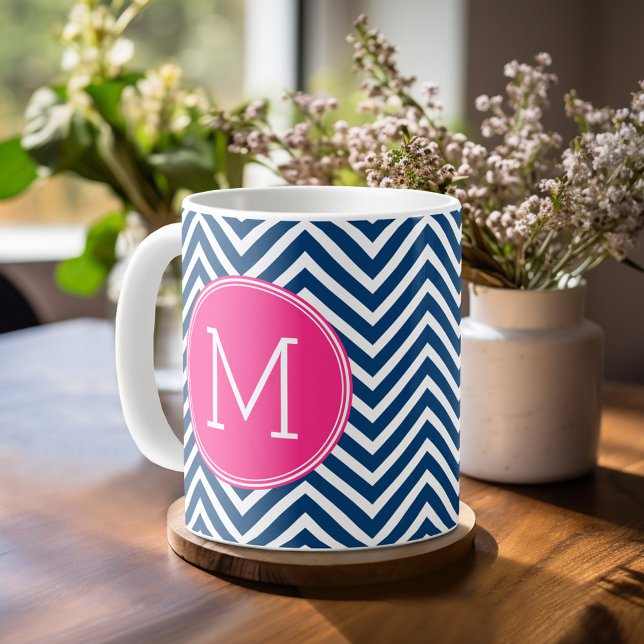 Caneca De Café Padrão Chevron com Monograma - Magenta Marinho (Personalized mug template with a monogram)