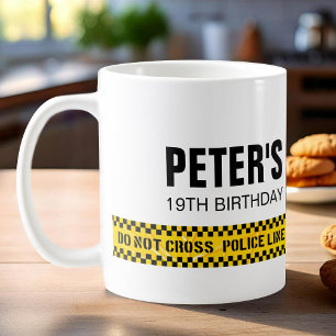 Caneca De Café Padrão de aniversário com design de fita policial