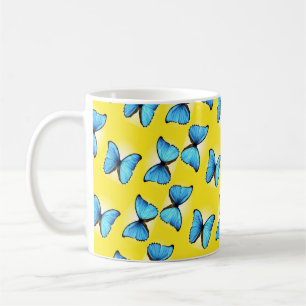 Caneca De Café Padrão de borboletas azuis em amarelo