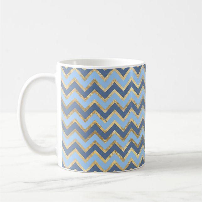 Caneca De Café Padrão de Chevron Azul e Dourado Elegante (Esquerda)