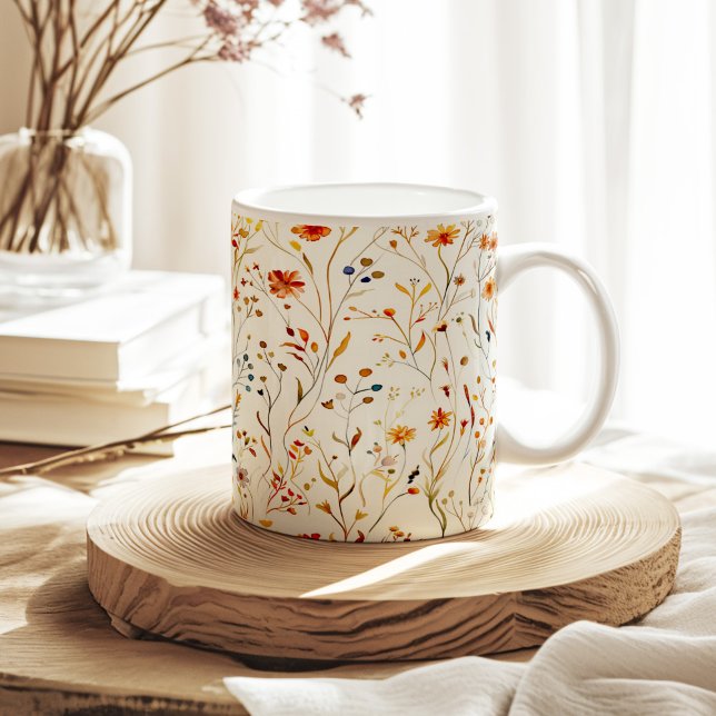 Caneca De Café Padrão de Flores Selvagens do Verão, Laranja Queim (Burnt Orange Tiny Summer Wildflowers Pattern Coffee Mug on a sunny neutral boho kitchen table.)