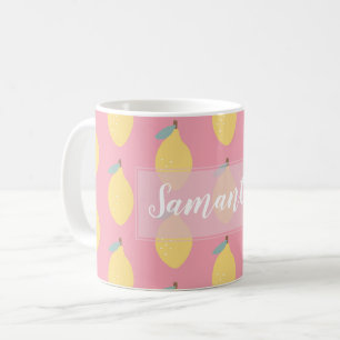 Caneca De Café Padrão de limões amarelas do Pastel em rosa person