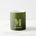 Caneca De Café Padrão de malha geométrica da oliveira verde do ex<br><div class="desc">Monograma Personalize presente para ele com seu nome e inicial personalizados. Padrão geométrico do gradiente de azeitona verde do exército. O padrão geométrico do gradiente verde do exército triangular. Matiz verde de azeitona para soldados, camo. Imita paisagens militares naturais, resistência, resistência, resiliência. Os tons de terra conectam-se à natureza, de...</div>