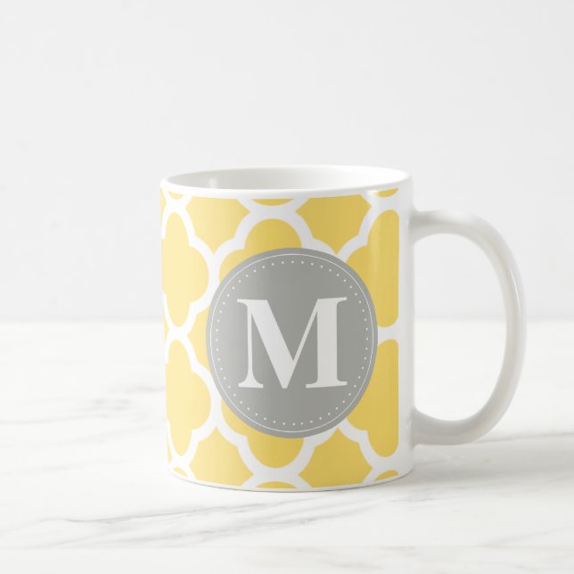 Caneca De Café Padrão de Quatrefoil Amarelo de Monograma de cinza (Direita)