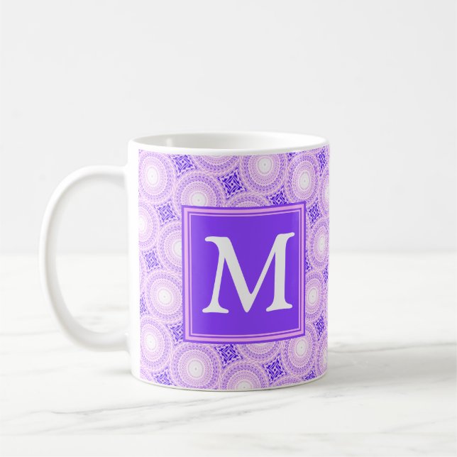Caneca De Café Padrão dos círculos roxos do monograma (Esquerda)
