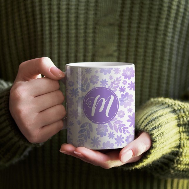 Caneca De Café Padrão Floral Desenhado da lavanda e Monograma (Purple Floral Monogram Patterned Mug)