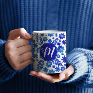 Caneca De Café Padrão Floral e Monograma Desenhado à Mão Azul na