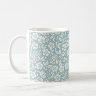 Caneca De Café Padrão floral. Flores bonito no fundo azul da cinz