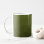 Caneca De Café Padrão geométrico de malha verde-azeitona do exérc<br><div class="desc">O padrão geométrico do gradiente verde do exército triangular. Matiz verde de azeitona para soldados,  camo. Imita paisagens militares naturais,  resistência,  resistência,  resiliência. Os tons de terra conectam-se à natureza,  de terra. Simboliza o legado militar,  a utilidade exterior.</div>