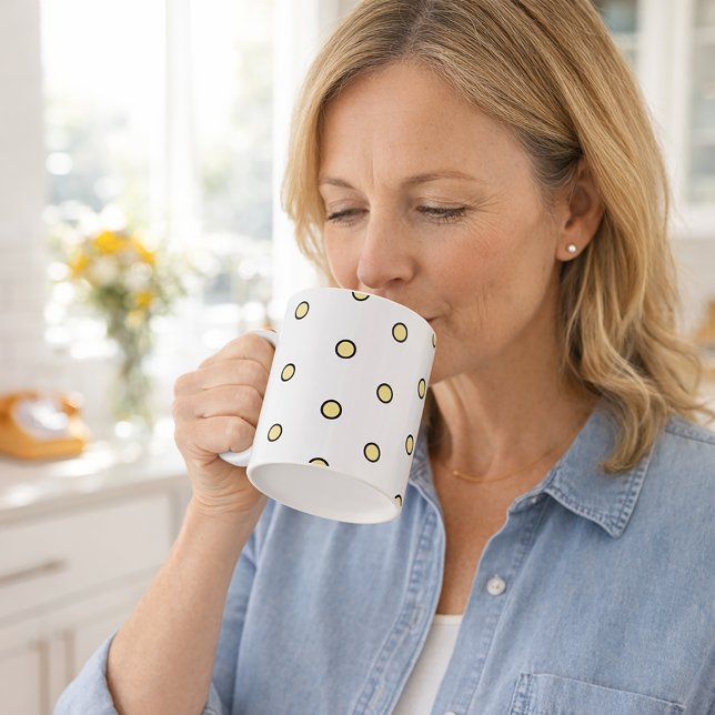 Caneca De Café Padrão Geométrico Moderno de Círculo Amarelo com P (A mug with a yellow circle pattern with a black outline.)