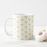 Caneca De Café Padrão Menorah do Ouro moderno<br><div class="desc">Padrão Menorah do Ouro moderno. O Menorah está escrito em Exodus 25:31 onde se lê, no KJV... E você deve fazer um vellestick de ouro puro: de trabalho batido deve-se fazer o castiçal: seu eixo, suas ramificações, suas tigelas, seus nós, e suas flores, devem ser iguais. A palavra Menorah encontra-se...</div>