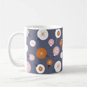 Caneca De Café Padrão sem costura com bolas de Natal em uma banhe
