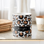 Caneca De Café Padrões de Chita de Folha Branca e Ouro Monogramas<br><div class="desc">Monograma de folha branca e dourada de Cheetah ou de padrão animal pintado de Leopard de café com seu nome. A caneca de impressão de grande gato monograma usa folhas falsas modernas e douradas. A Impressão Chita faz um presente excelente para uma festa selvagem.</div>