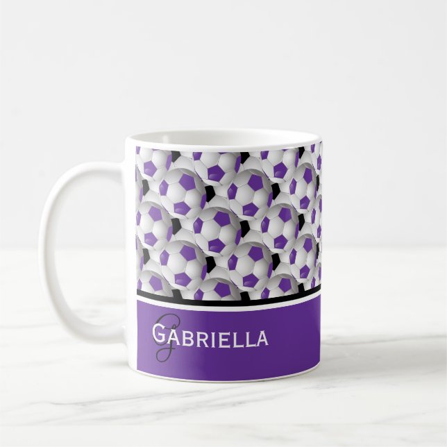 Caneca De Café Padrões de esfera de futebol preto roxo monograma (Esquerda)