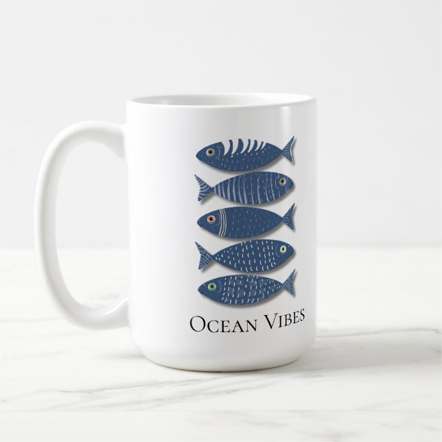 Caneca De Café Padrões de Peixe Azul Costeiro em Fundo bege (Esquerda)