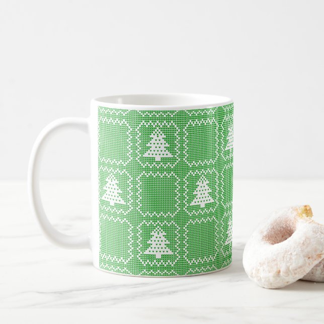 Caneca De Café Padrões de suéter feio da árvore de Natal Cozy (Com Donut)