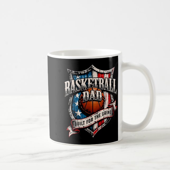 Caneca De Café Pai de Basquete Orgulhosamente Retro - Construído  (Direita)