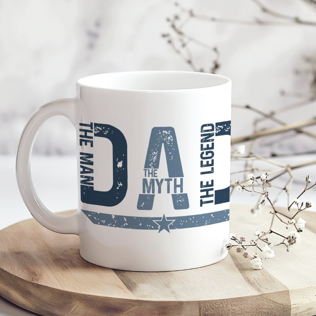 Caneca De Café "PAI O Homem Mit Legend" Presente do Dia dos Pais ("DAD The Man Mith Legend" Father's Day Gift Coffee Mug on a boho table with tiny dry flowers)