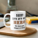Caneca De Café Pai que você seja nossa família do Dia do Pai Heró<br><div class="desc">Pai que você seja a nossa Coffee de Café da Família do Pai Herói. Adicione sua foto e seus nomes. Você pode transformar pai em pai,  papai,  Papá,  Papanicolau...  Um presente perfeito e um doce presente do Dia do Pai para o pai.</div>